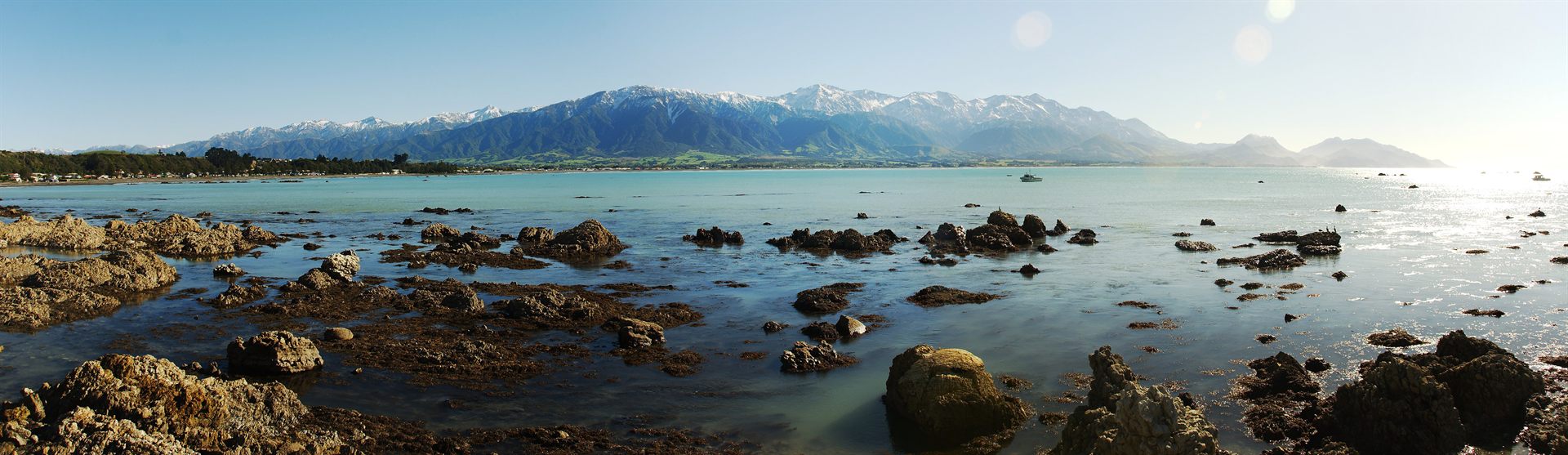 The Seaward Kaikōura mountain range viewed from the Kaikōura coastline, South Island, New Zealand — the actual range and coastal airspace above which the December 1978 sightings occurred. Photographed in 2008; not a photograph of the incident itself.