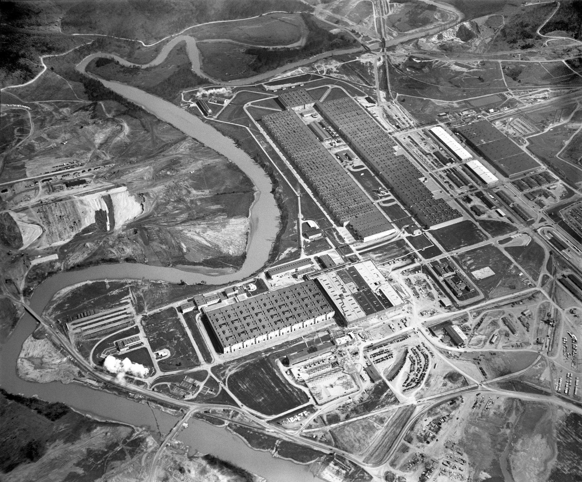 Aerial view of the K-25 gaseous diffusion plant, Oak Ridge, Tennessee, photographed April 6, 1950 by official Manhattan Project/AEC photographer Ed Westcott — the same restricted facility over which security guard John Isabell reported a spinning silver-white sphere six months later