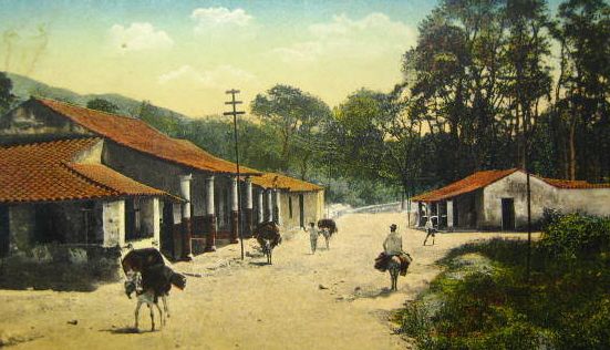 Historical photograph of the road into Petare, the Caracas suburb where Gustavo González and José Ponce reported their encounter in November 1954