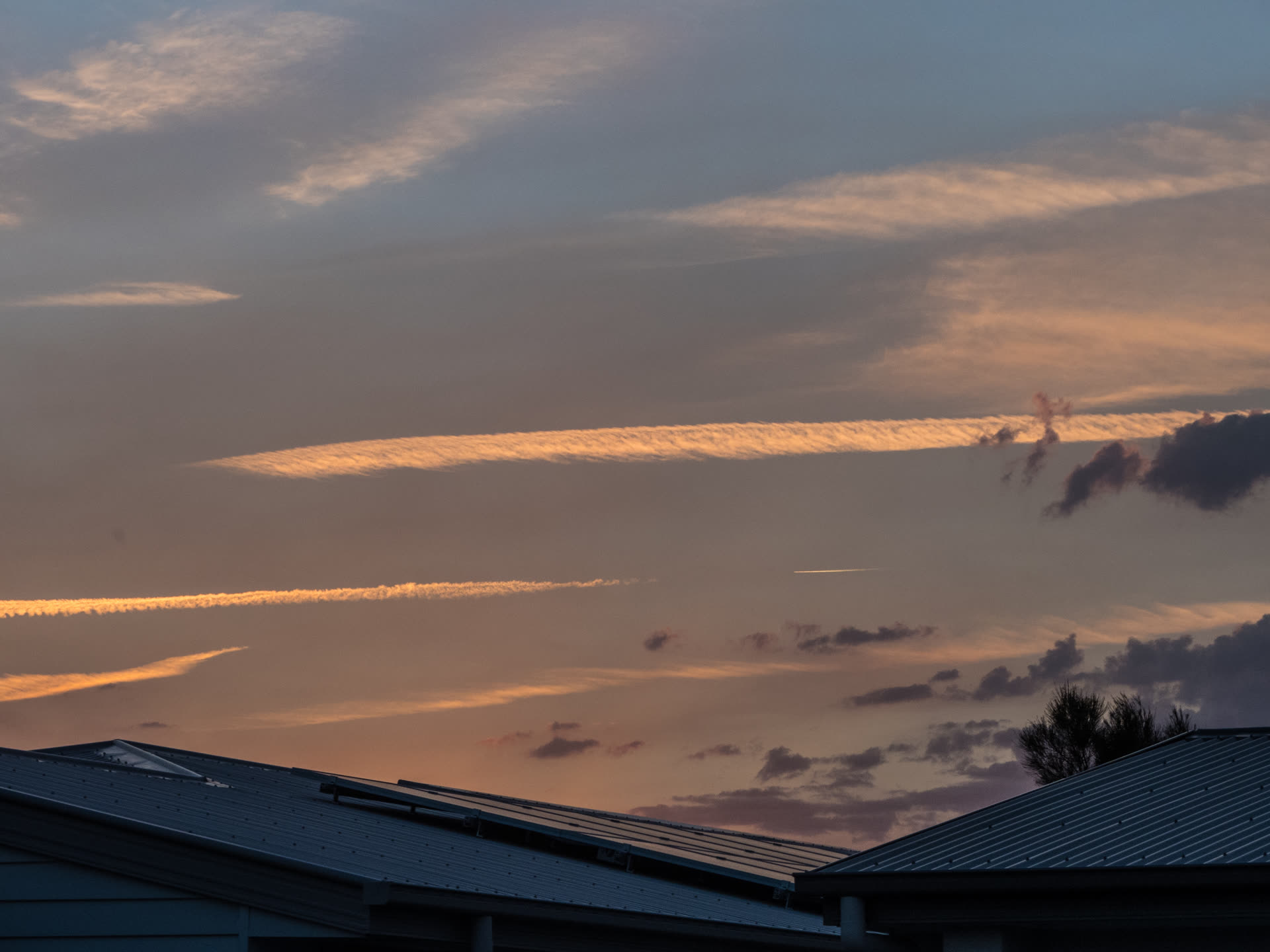 Aircraft contrails at sunset, illustrating the general optical phenomenon later identified as the true cause of the 2010 California mystery missile sighting